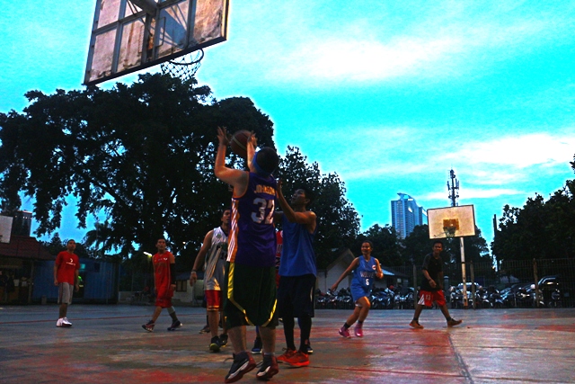 Bermain di bawah langit Jakarta yang biru bingit