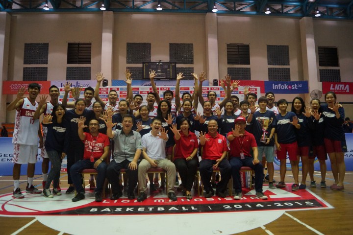 Awarding Juara I Putra (Univ. Esa Unggul) dan Juara I Putri (UPH) Air Mineral Prim-A Jakarta Conference