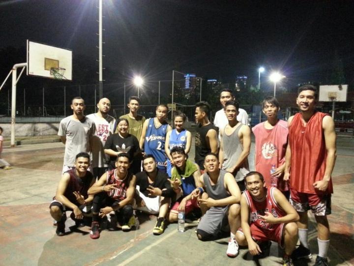 Ipur Berdiri paling belakang menggunakan kaos putih