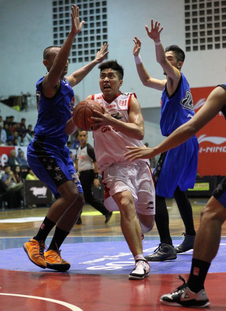 Shooting guard Garuda Kukar Bandung Christ Gideon (tengah) dalam laga melawan Bimasakti Nikko Steel Malang di GOR Bimasakti, Malang, Rabu (14/1).