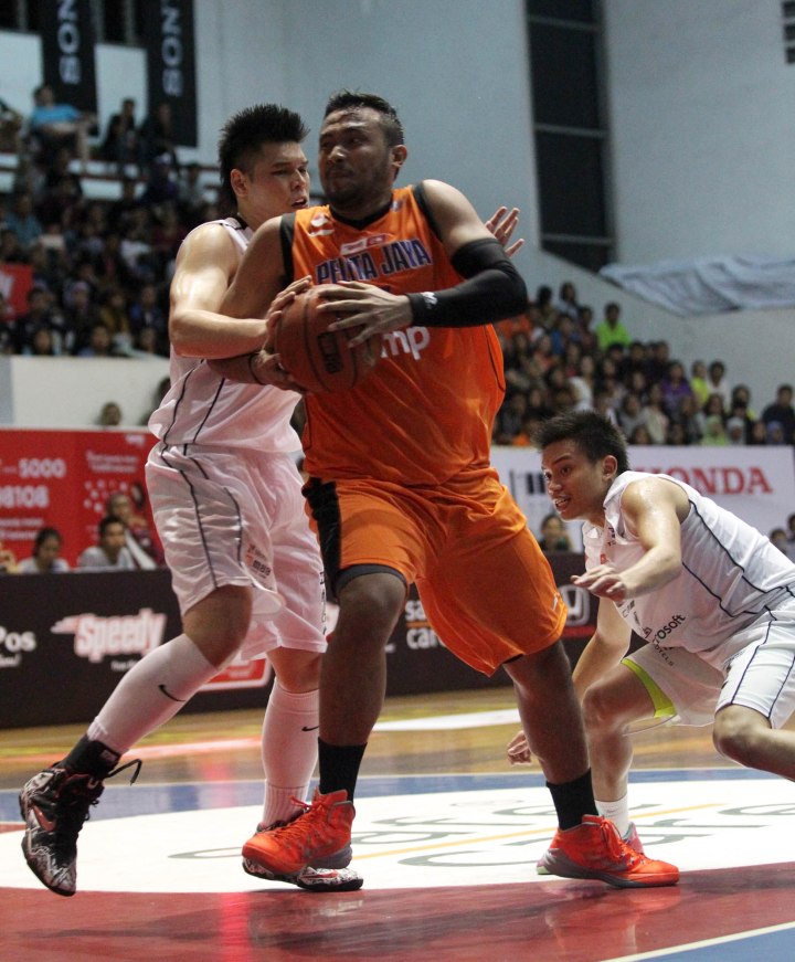 Center Pelita Jaya Energi Mega Persada Adhi Pratama saat melakoni laga melawan M88 Aspac Jakarta di GOR Bimasakti, Malang, Minggu (18/1).​