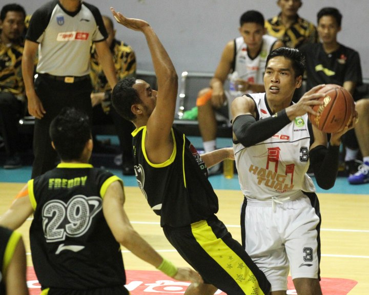 Center Hangtuah Sumsel IM Frida Aris Susanto (kanan) dalam laga melawan Bimasakti Nikko Steel Malang di DBL Arena, Surabaya, Jumat (23/1).