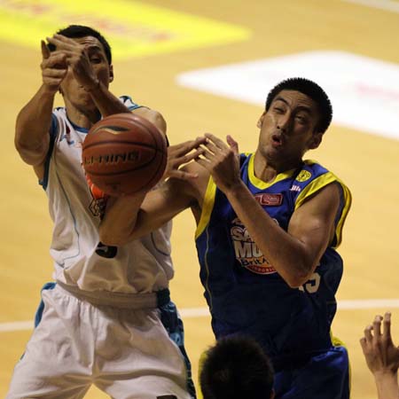 Center Satria Muda BritAma Jakarta Cristian Ronaldo Sitepu dan berebut bola rebound dengan Dian Heryadi dari Pacific Caesar saat bertanding di DBL Arena Surabaya (22/01)