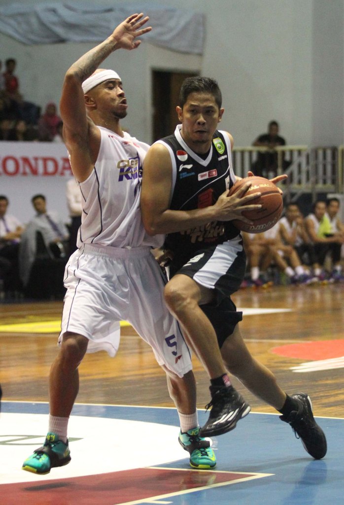 Shooting guard Hangtuah Sumsel IM Andrie Ekayana (kanan) dijaga Mario Wuysang dari CLS Knights saat bertanding di GOR Bimasakti Malang, 16/01/14.
