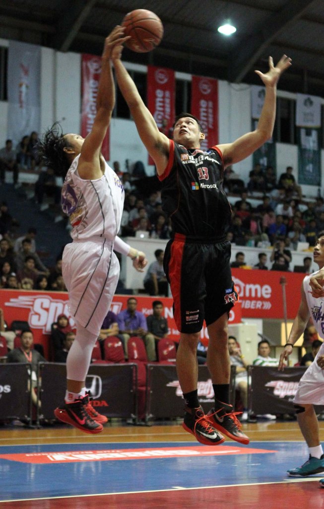 Shooting guard Aspac Jakarta Ebrahim Enguio Lopez memenangi offensive rebound atas Rachmad Febri Utomo dari CLS Knights Surabaya saat bertanding di GOR Bimasakti, Malang, 14/01/14.
