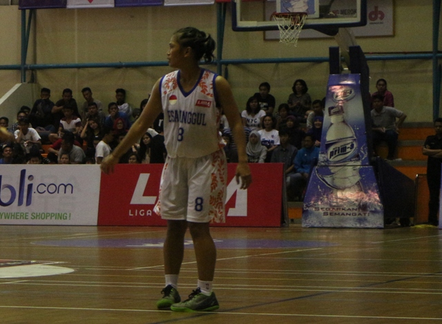Sari pemain andalan Esa Unggul Putri menggunakan Nike Kobe low di final