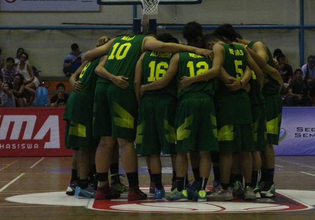 Sepatu yang digunakan para pemain Perbanas. di dominasi oleh Nike Kobe