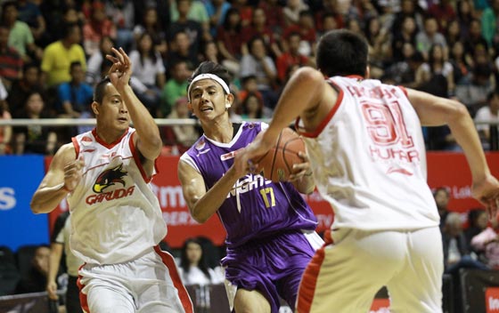 TOP PERFORMER: Point guard CLS Knights Surabaya Dimaz Muharri (tengah) berulang kali memeragakan olah bola yang mengundang decak kagum penonton dalam laga melawan Garuda Kukar Bandung di DBL Arena Surabaya, Minggu (25/1). (Foto: Farid Fandi/Jawa Pos)