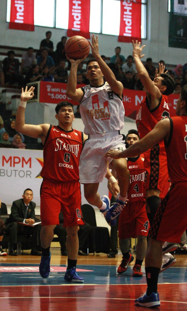 MELEDAK: Shooting guard Hangtuah Sumsel IM Andrie Ekayanan (tengah) dalam laga melawan Stadium Jakarta di GOR Bimasakti, Malang, Rabu (14/1).