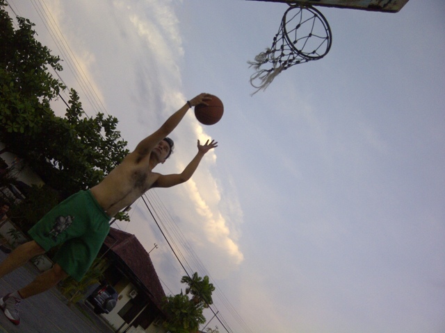 Richie Ikram saat bermain di area rumah