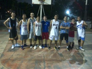 Michael di stweetball menggunakan kaos biru diposisi tengah