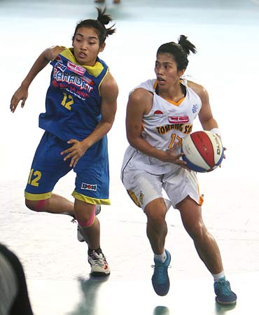 Marina (kanan) saat bermain di WNBL Indonesia (Sumber foto: wnblindonesia.com)