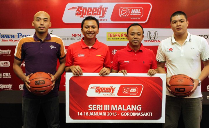 Dari kiri, Bima Riski Ardiansyah (Small Forward CLS Knights Surabaya), Azrul Ananda (Commisioner NBL Indonesia, Hendro Setyo Budi (GM Witel Selatan-Malang) dan Barra Sugianto (Power Forward Bimasakti Nikko Steel Malang) saat konferensi pers Speedy NBL Indonesia 2014-2015 Seri III di Malang, 13/01/14.