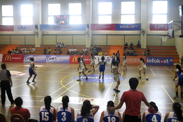 Team Untar VS U Esa Unggul di pertandingan pertama yang dimenangkan oleh Team Esa Unggul