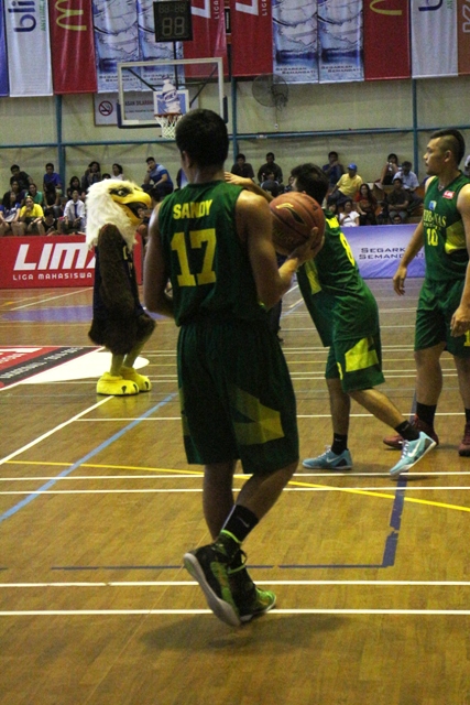 Sandy salah satu pemain perbanas menggunakan Nike Kobe Elite 9 high