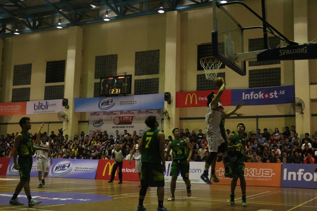 Duel udara antara pemain Esa Unggul vs Perbanas