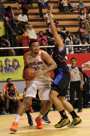 Center Pelita Jaya Energi Mega Persada Adhi Pratama (kiri) membukukan douoble-double dalam laga melawan NSH GMC GSBC Jakarta di DBL Arena Surabaya, Minggu (25/1). (Foto: Farid Fandi/Jawa Pos)