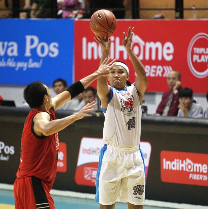 Power forward sekaligus kapten Bimasakti Nikko Steel Malang Yanuar Dwi Priasmoro (kanan) melepaskan tembakan dalam laga melawan Pacific Caesar Surabaya, Sabtu (24/1).