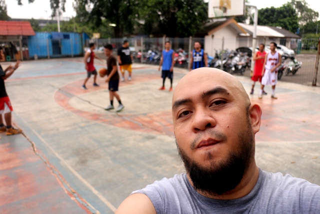 ya ngga Selfie pake EOS juga keleeeeeeees.... (Tapi foto2 yang ditampilkan diatas hasil jepretan dia lho)