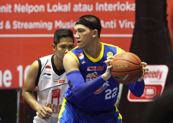 Power forward SM BritAma Jakarta Vinton Nolland Surawi (kanan) dalam laga melawan Hangtuah Sumsel IM, Minggu (18/1). 