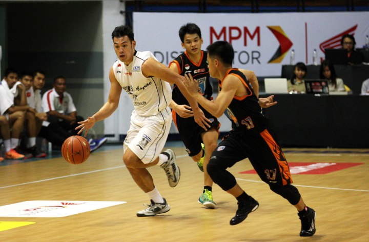 Shooting guard M88 Aspac Jakarta Ebrahim Enguio Lopez (kiri) dalam laga melawan Satya Wacana ACA LBC Salatiga di DBL Arena, Surabaya, Kamis (22/1).