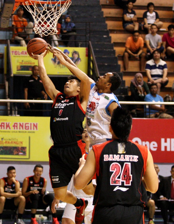 Shooting guard M88 Aspac Jakarta Handri Satrya Santosa (kiri) dalam laga melawan Bimasakti Nikko Stell Malang di DBL Arena, Surabaya, Rabu (21/1).