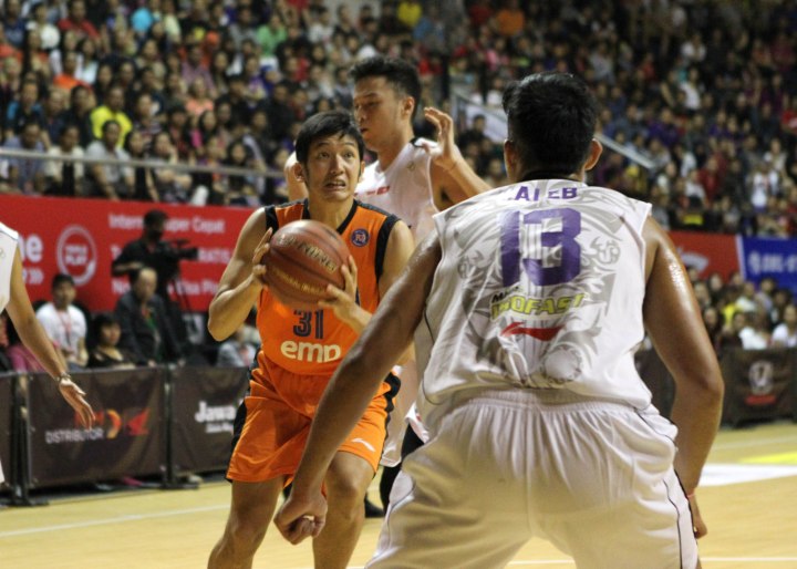 Small forward Pelita Jaya Energi Mega Persada Jakarta Hendru Ramli (kiri) dihadang Kaleb Ramot Gemilang dari CLS Knights Surabaya dalam laga di DBL Arena Surabaya, Sabtu (24/1).