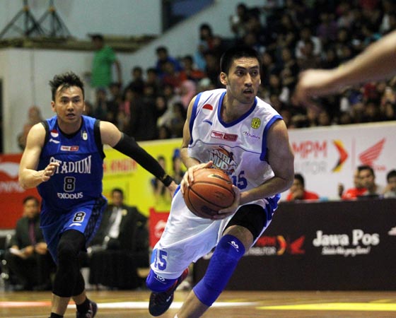 Center Satria Muda BritAma Jakarta Christian Ronaldo Sitepu (kanan) dan Wijaya Saputra (Stadium Jakarta) saat berlaga di GOR Bimasakti, Malang, Sabtu (17/1).