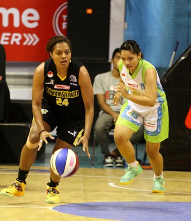 DRAMATIS: Center Tomang Sakti Jacklien Ibo (kiri) memimpin perolehan angka dalam laga melawan Sritex Dragons Enduro Solo, Sabtu (24/1). (Foto: Boy Slamet/Jawa Pos)