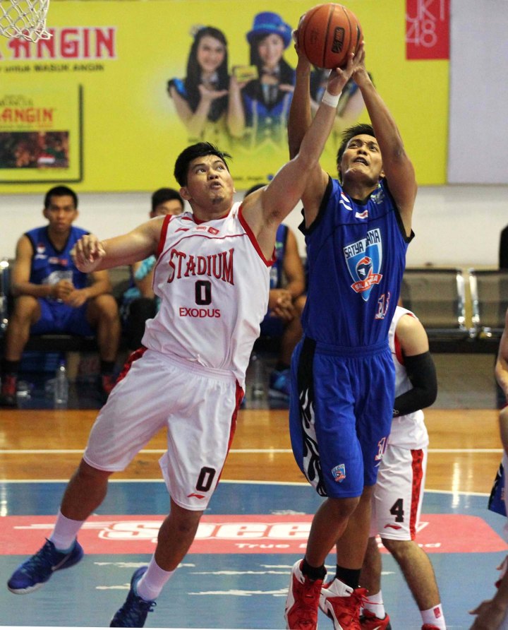 Center Stadium Jakarta Valentino Wuwungan (kiri) berebut bola rebound dengan Firman Dwi Nugroho (Satya Wacana ACA LBC Salatiga) dalam laga di GOR Bimasakti, Malang, Minggu (18/1).