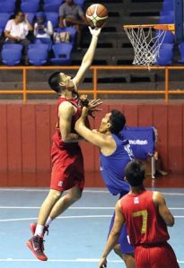 Christian Ronaldo Sitepu (kiri) melakukan layup saat melawan Stadium di Hall Basket Senayan, Jakarta, Selasa (30/12). (Foto: Muhammad Ali/Jawa Pos)