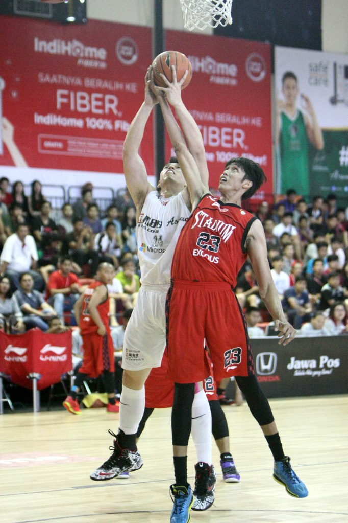 ADU BIG MAN: Center Stadium Jakarta Ruslan (kanan) berebut bola rebound dengan Ferdinand Damanik (M88 Aspac Jakarta) dalam laga di Hi-Test Arena, Batam, Minggu (8/2)