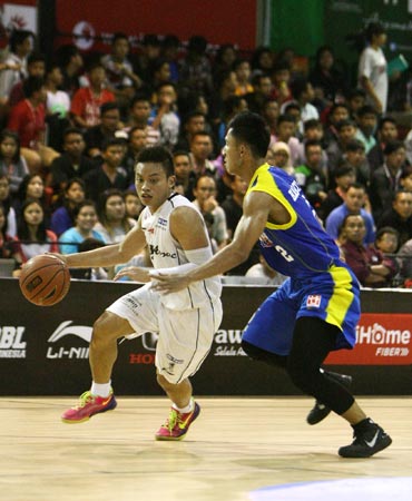 Point guard M88 Aspac Jakarta Andakara Prastawa (kiri) dan Hardianus (Satria Muda BritAma Jakarta) dalam laga di Hi-Test Arena, Batam, Rabu (4/2). (Foto: Hendra Eka/Jawa Pos)