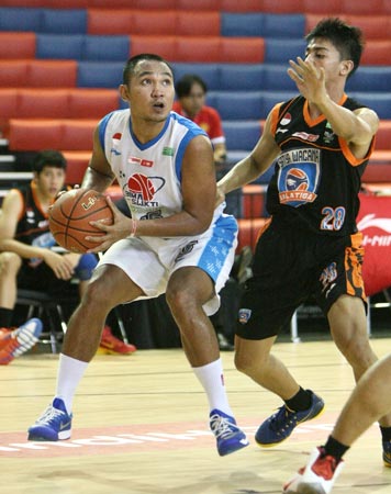 Power forward Bimasakti Nikko Steel Malang Yanuar Dwi Priasmoro (kiri) dalam laga melawan Satya Wacana ACA LBC Salatiga di Hi-Test Arena, Minggu (8/2). (Foto: Hendra Eka/Jawa Pos)