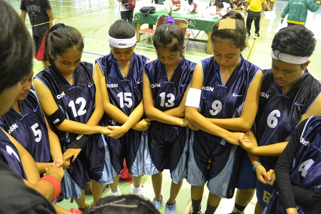 Natadya Putri (no 9) sedang berdoa sebelum pertandingan