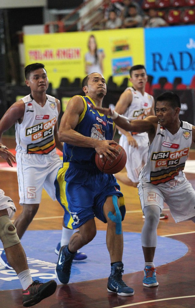 IMPRESIF: Small forward Satria Muda BritAma Jakarta Arki Dikania Wisnu (tengah) mencetak triple double dalam laga melawan NSH GMC GSBC Jakarta, Rabu (25/2). (Foto: Farid Fandi/Jawa Pos)