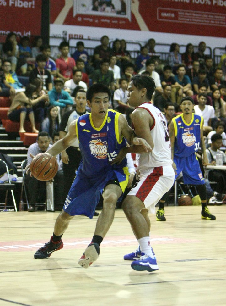 Kapten Satria Muda BritAma Jakarta Christian Ronaldo Sitepu (kiri) dalam laga melawan Stadium Jakarta di Hi-Test Arena, Batam, Sabtu (7/2)