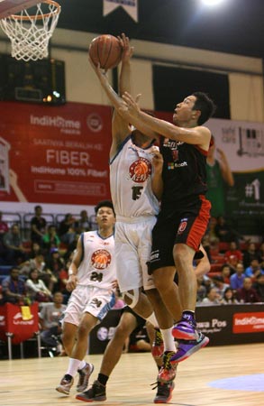 Shooting guard M88 Aspac Jakarta Xaverius Prawiro (kanan) dalam laga melawan Pacific Caesar Surabaya di Hi-Test Arena, Batam, Kamis (5/2). (Foto: Hendra Eka/Jawa Pos)