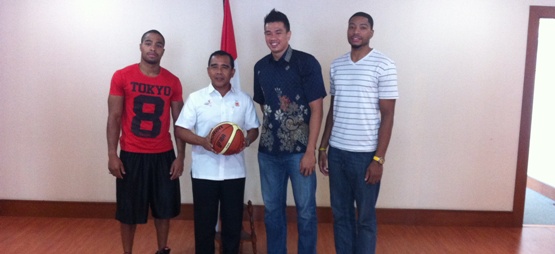 3 ( tiga ) pemain yang di naturalisasi adalah   Samuel Kim Razon, Anthony Wayne Cates Jr, dan Jamarr Andre Johnson 