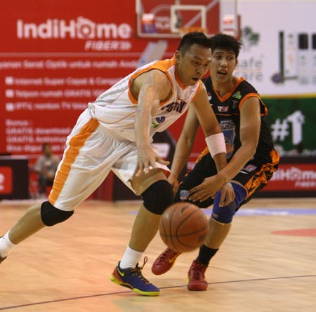 Small forward Pelita Jaya Energi Mega Persada Jakarta Andy "Batam" Poedjakesuma (kiri) dalam laga menghadapi Satya Wacana ACA LBC Salatiga di Hi-Test Arena, Batam, Kamis (5/2). (Foto: Hendra Eka/Jawa Pos)
