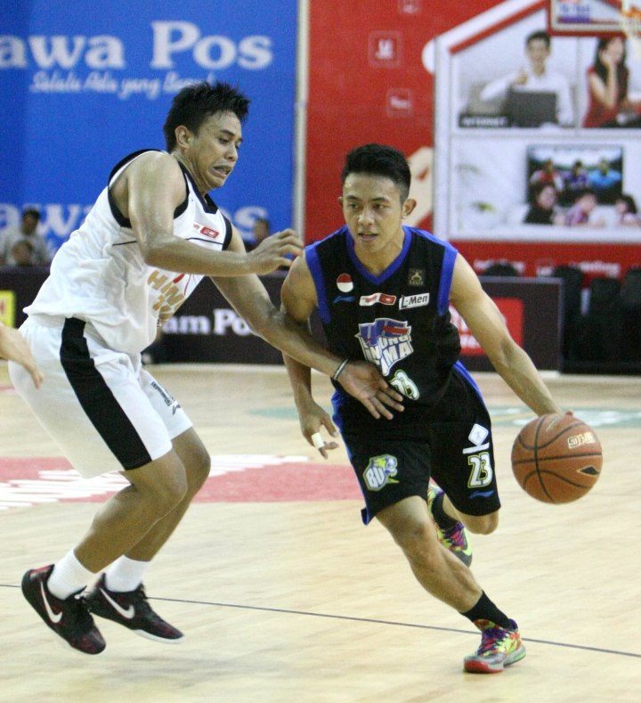 Point guard JNE BSC Bandung Utama Gian Gumilar (kanan) melewati penjagaan Tri Wilopo (Hangtuah Sumsel IM) dalam laga di Hi-Test Arena, Batam, Sabtu (7/2). Bandung Utama menang 62-60 atas Hangtuah.