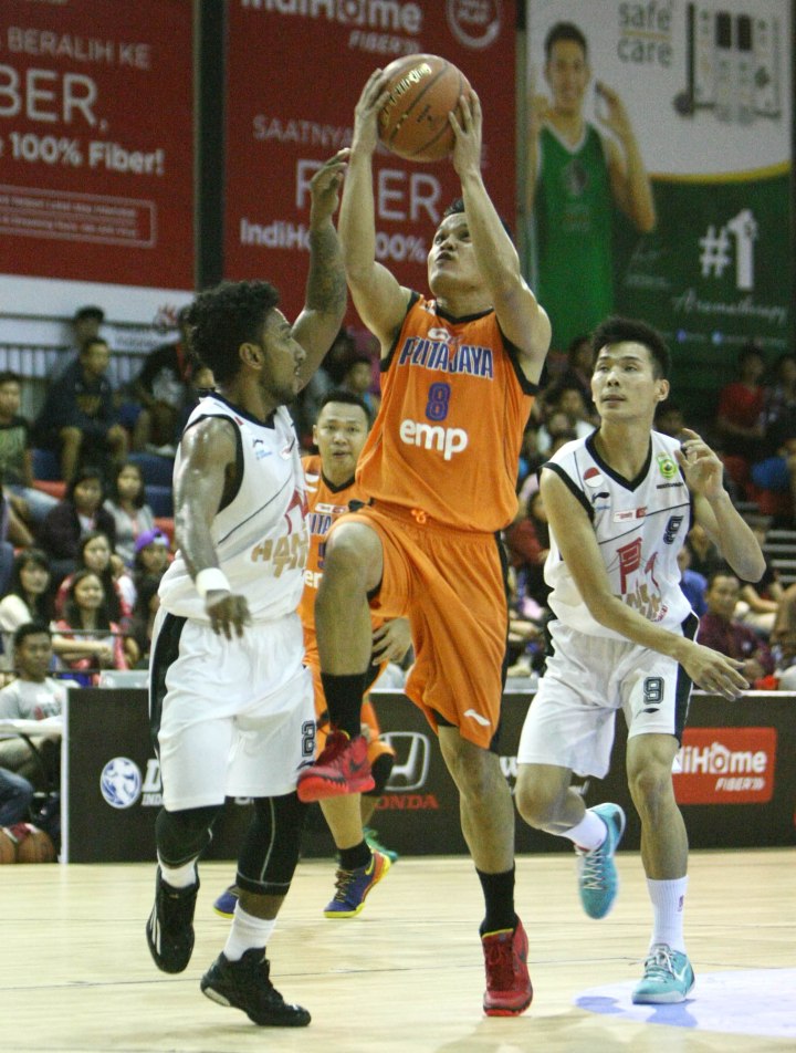 Point guard Pelita Jaya Energi Mega Persada Faisal Julius Achmad (tengah) dihadang Richardo Orlando Unneputty dari Hangtuah Sumsel IM saat berlaga di Hi-Test Arena, Batam, Rabu (4/2).