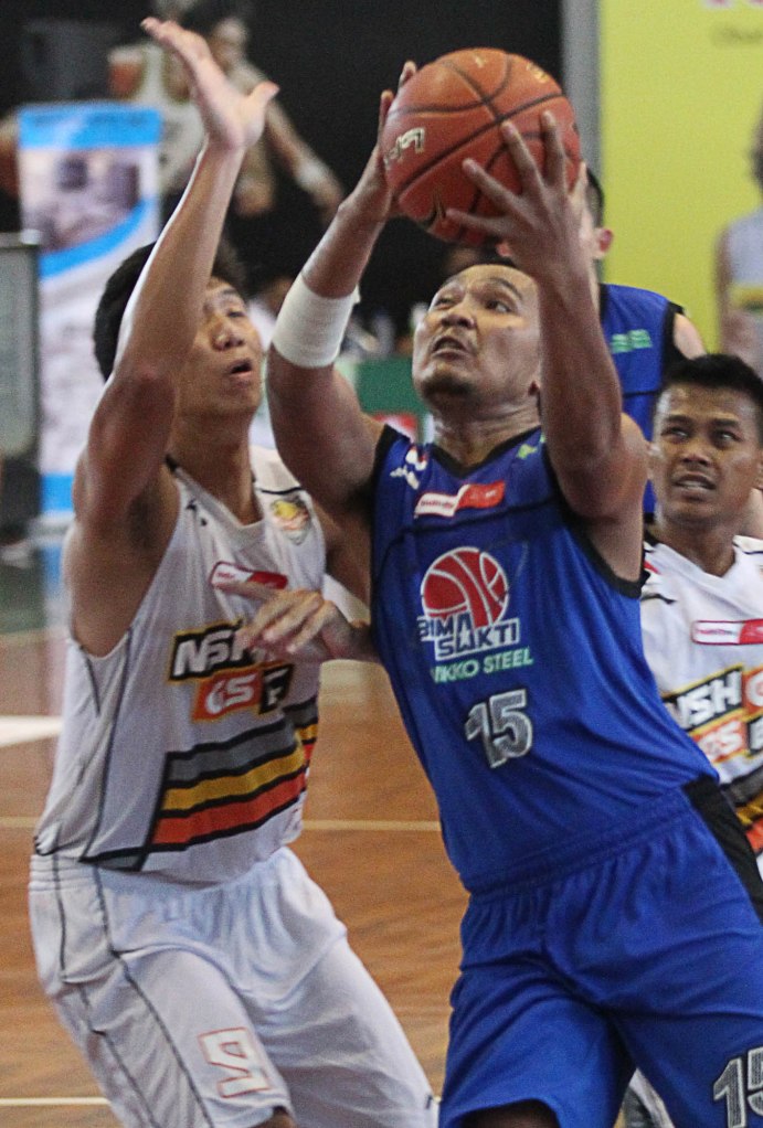 Power forward Bimasakti Nikko Steel Malang Yanuar Dwi Priasmoro (kanan) dalam laga melawan NSH GMC GSBC Jakarta, Sabtu (28/2).