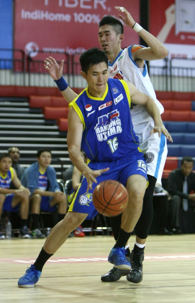 Power forward JNE BSC Bandung Utama Andre Tiara (kiri) dan Freddy (Bimasakti Nikko Steel Malang) dalam laga di Hi-Test Arena, Batam, Rabu (4/2).