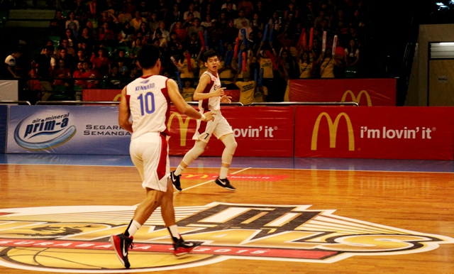 Rivaldo (kanan) menggunakan kostum no. 7 sebagai MVP LIMA National Putra