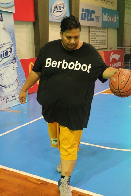 Mosidik sedang melakukan pemanasan sebelum pertandingan dimulai