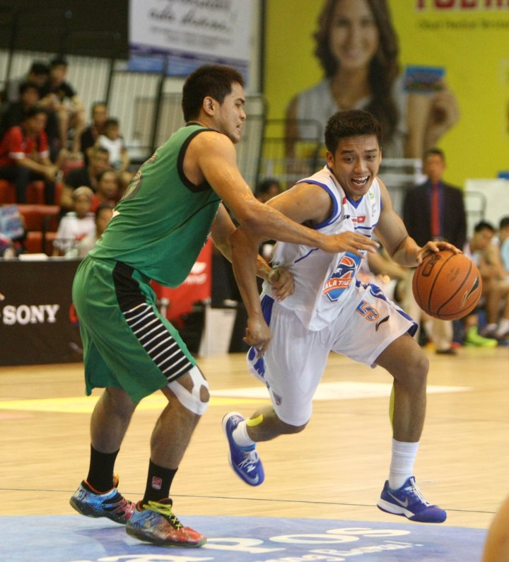 Shooting guard Satya Wacana ACA LBC Salatiga Respati Ragil Pamungkas (kanan) melewati hadangan Gege Nagata (Pacific Caesar Surabaya) dalam laga di Hi-Test Arena, Batam, Sabtu (7/2)