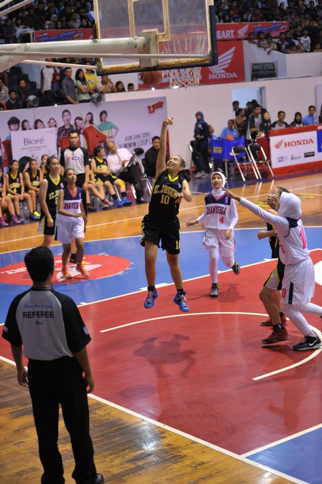 Dietya Yefa saat bermain di DBL Indonesia membela team sekolahnya