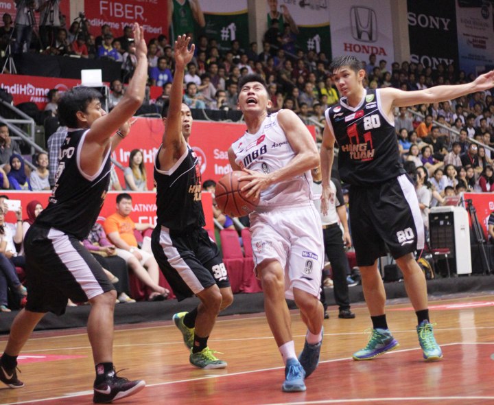 Shooting guard M88 Aspac Jakarta Handri Satrya Santosa (dua dari kanan) melewati hadangan para pemain Hangtuah Sumsel IM dalam laga di GOR Sahabat, Semarang, Minggu (8/3)