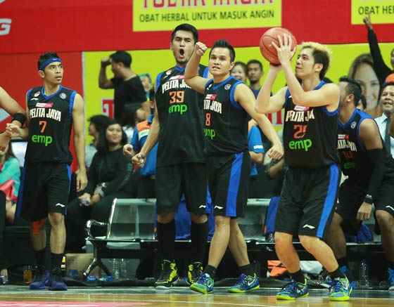 Shooter Pelita Jaya Energi Mega Persada Jakarta Ary Chandra (kanan) melakukan tembakan tiga angka tepat sebelum buzzer berbunyi dalam laga melawan M88 Aspac Jakarta di GOR UNY, Jogjakarta, Sabtu (14/3). (Foto: Wahyudin/Jawa Pos)